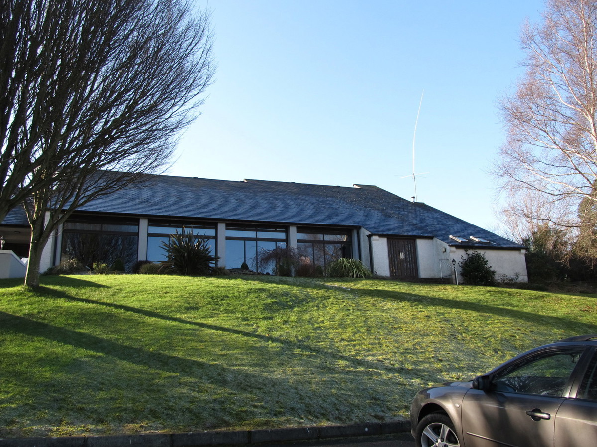 Title: The sea-facing side of St Laurence's Catholic Church. Copyright: Eric Jones. License: cc-by-sa/2.0. Source: https://www.geograph.ie/photo/4338129