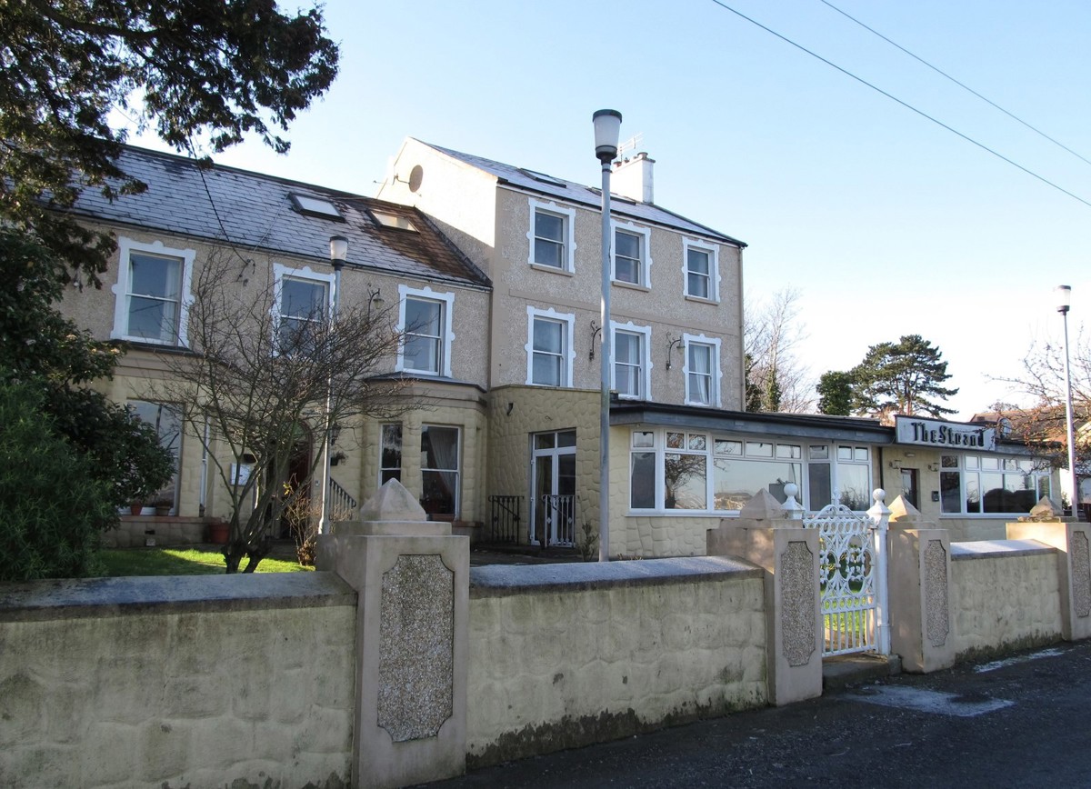 Title: The Strand Hotel, Shore Road, Omeath. Copyright: Eric Jones. License: cc-by-sa/2.0. Source: https://www.geograph.ie/photo/4339465