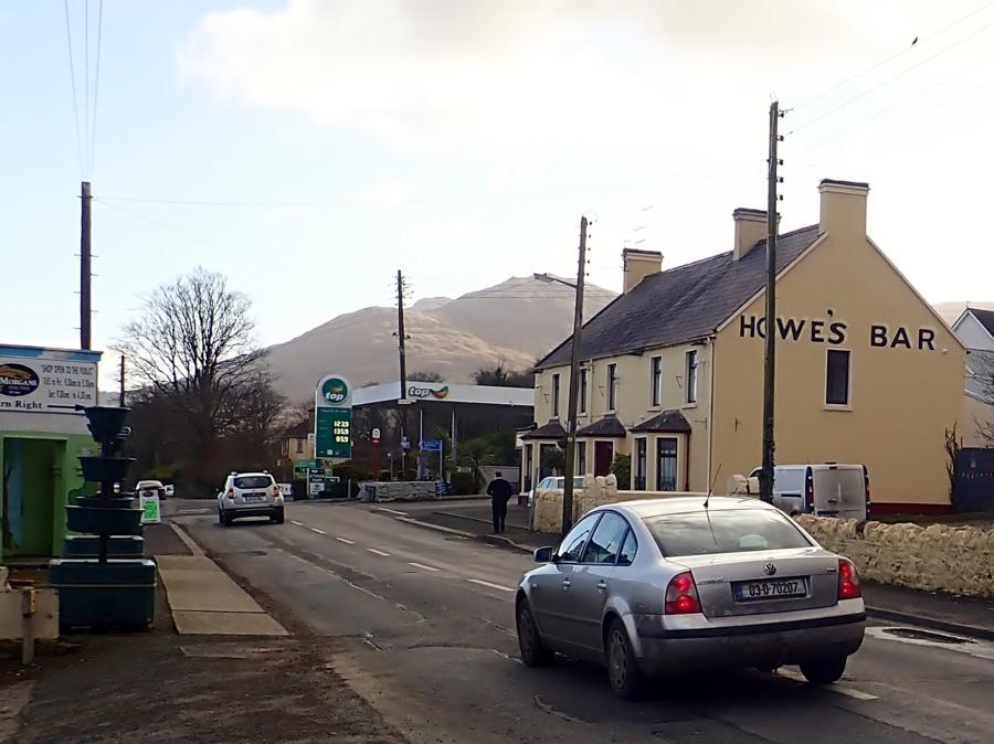 Title: Bay View Tavern and Top Service Station, Omeath. Copyright: Eric Jones. License: cc-by-sa/2.0. Source: https://www.geograph.ie/photo/5694571