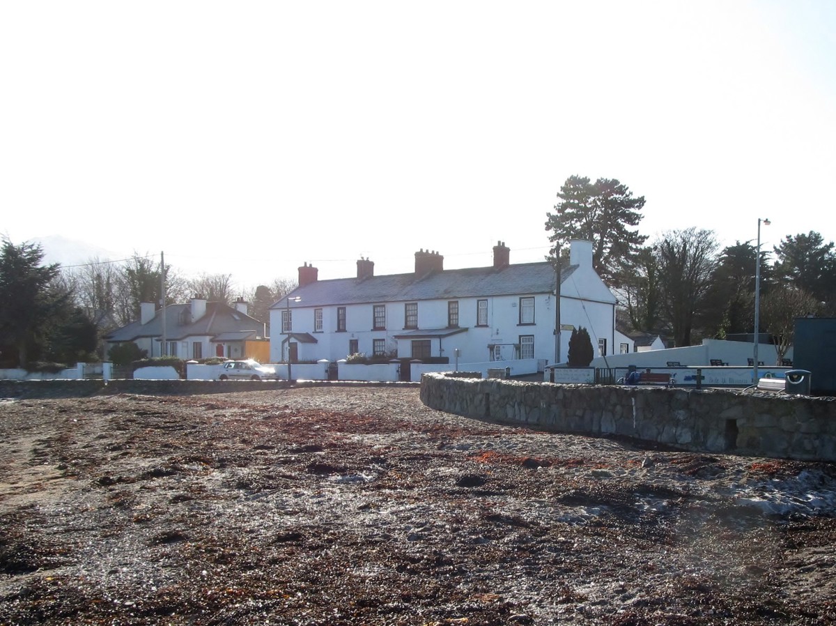 Title: Former Coastguard Houses at Omeath. Copyright: Eric Jones. License: cc-by-sa/2.0. Source: https://www.geograph.ie/photo/4336862