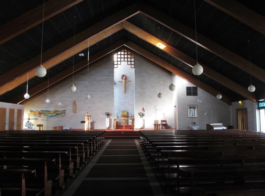 Title: The interior of St Laurence's Church, Omeath. Copyright: Eric Jones. License: cc-by-sa/2.0. Source: https://www.geograph.ie/photo/4337793