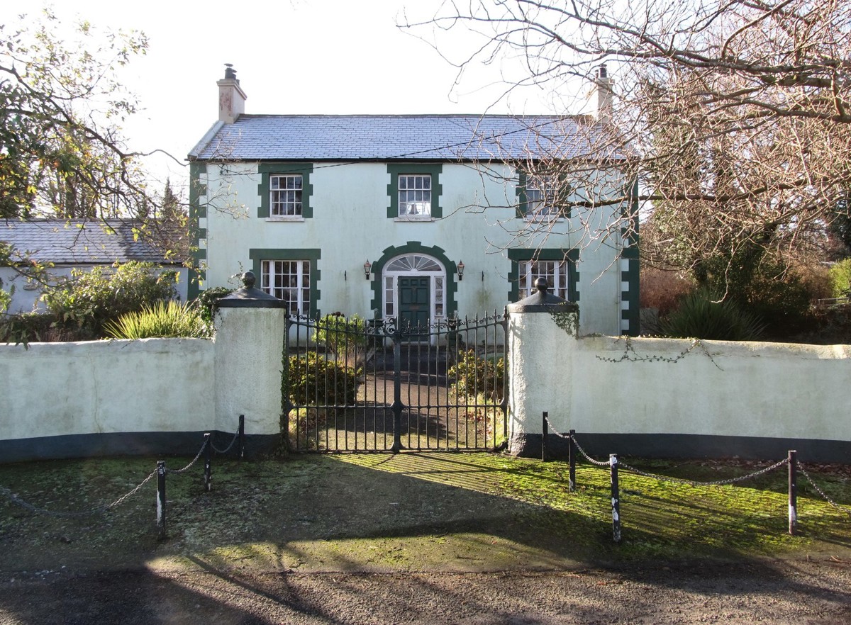 Title: Bayview House, Shore Road, Omeath. Copyright: Eric Jones. License: cc-by-sa/2.0. Source: https://www.geograph.ie/photo/4339471